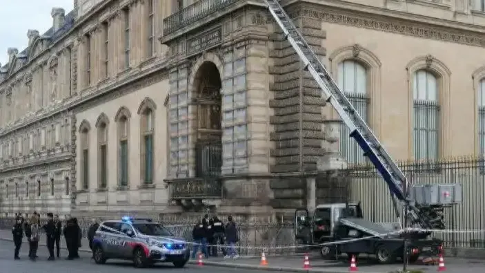 7分钟盗走8件文物，盗窃犯用几台角磨机，撕下了卢浮宫的安保遮羞布