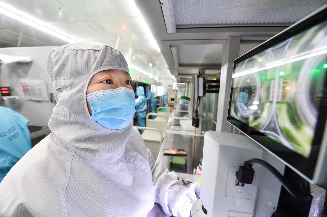 《舜宇车载光学:订单足 生产忙》(陈斌荣 摄)