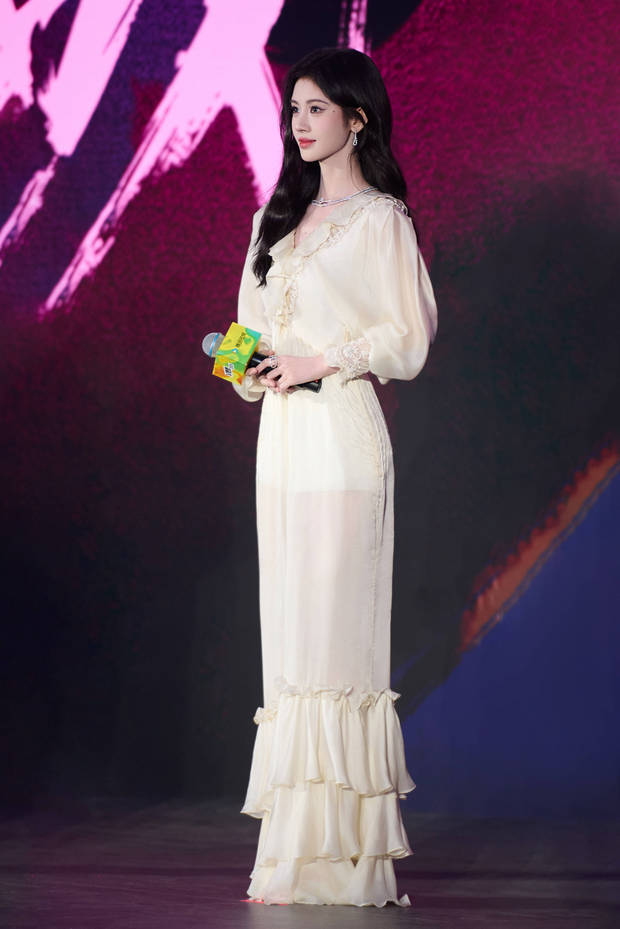 鞠婧祎身姿窈窕。