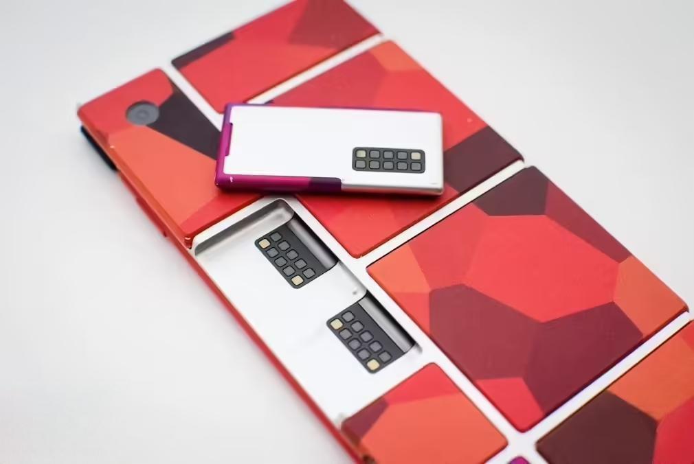 胎死腹中的谷歌“Project Ara”模块化手机原型曝光:骁龙810芯片,模块可用SIM卡针插拔