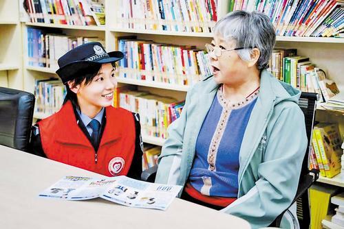 在2025年河北省青年志愿服务项目大赛上，青小警“反诈守护银龄”志愿服务项目收获金奖。图为志愿者走进社区开展反诈宣传。中国人民警察大学供图