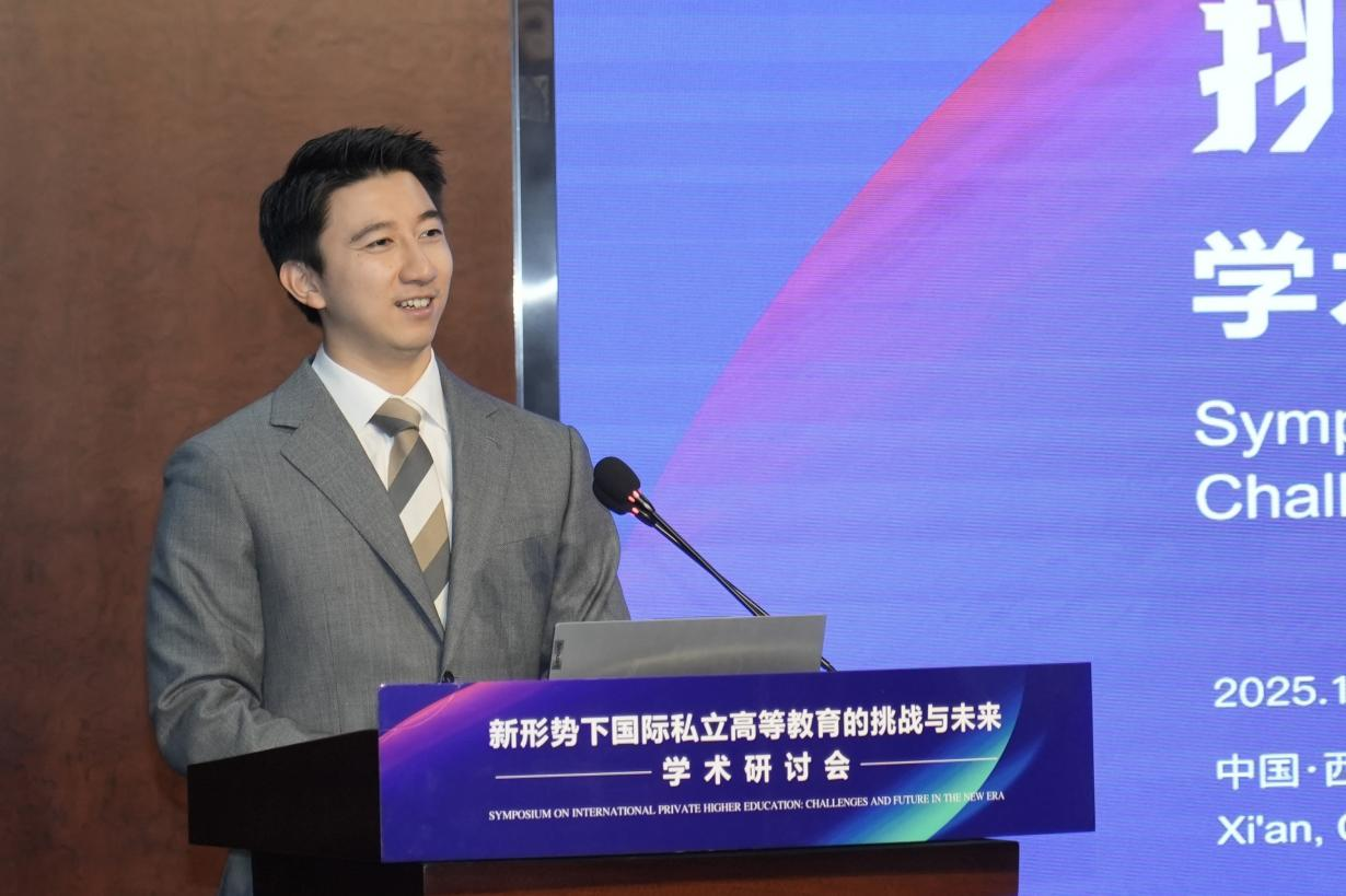 西安外事学院理事长助理兼校长助理黄昶力主持开幕式