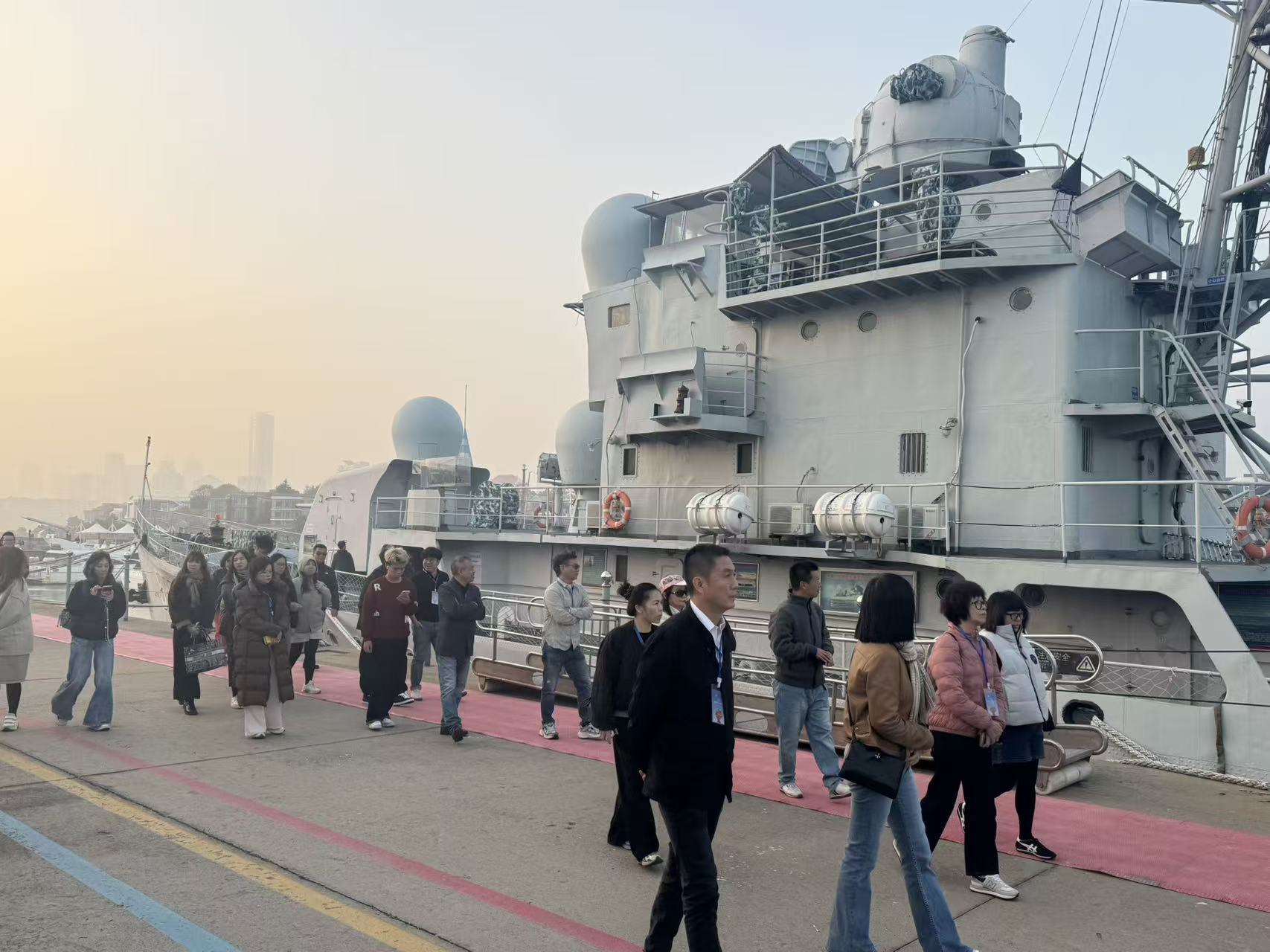 青澳同心铸忠魂 零点研学悟担当—— 澳门青年代表团走进青岛水准零点景区