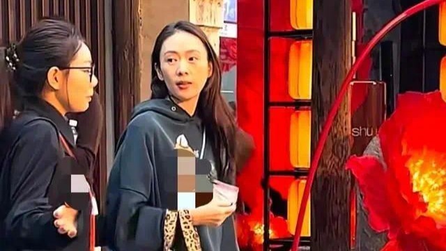 40岁童瑶在乌镇旅游，她的脸部素颜，一头长发飘飘，女神范十足封面图