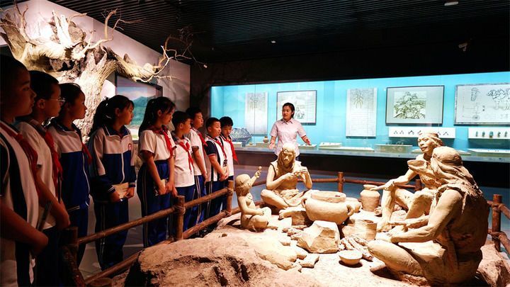 2023年5月17日,在河北省滦平县山戎博物馆,学生们在讲解员的带领下参观学习。新华社发(梁志青摄)