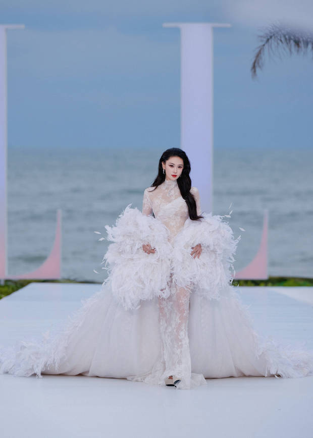 张馨予穿25斤礼服被赞“红毯定海神针”！