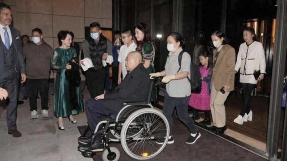 刘銮雄出席杨受成红宝石婚宴，俩保镖搀扶入场，甘比也在打扮精致封面图