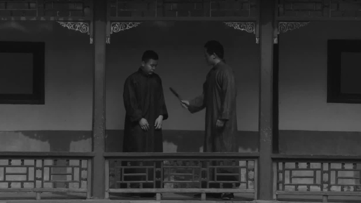 裘盛戎偷学周信芳的唱腔被师傅暴打，憨厚的他供出伙伴，得外号“裘傻子”