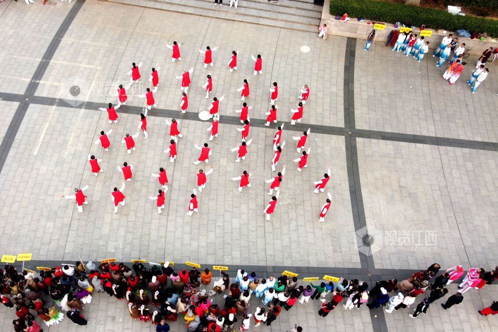 2025年10月28日，在九九重阳节来临之际，江西省抚州市南丰县老年体协举办的“情暖金秋 爱在重阳”“农商银行”杯文体展示活动在桔都文化广场火热举行。