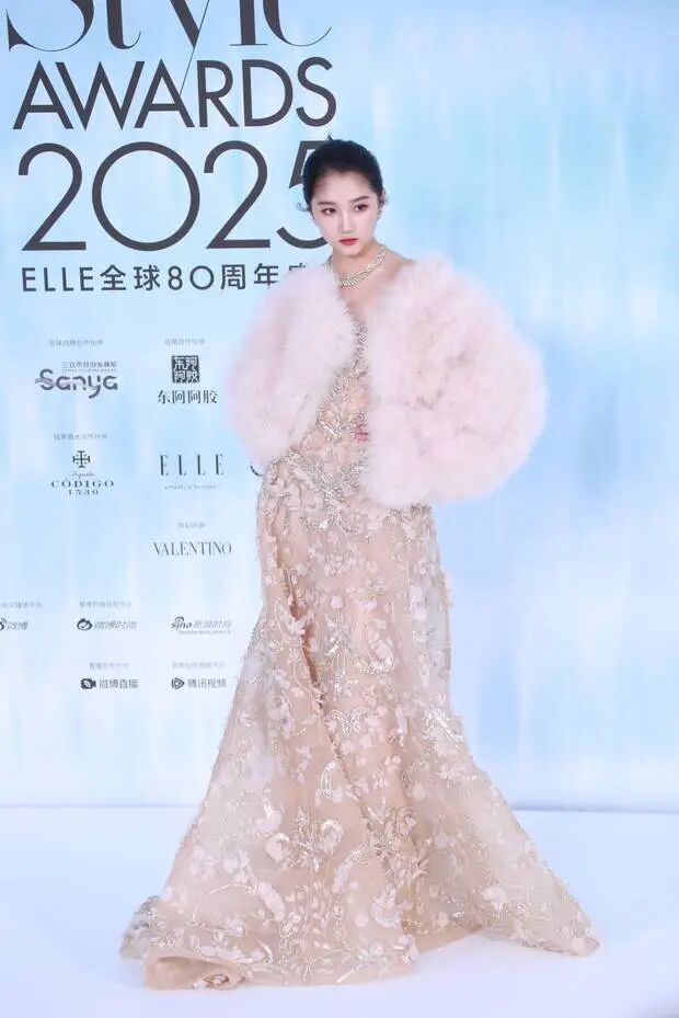 关晓彤一袭高定礼服搭配嫩粉色皮草披肩,又A又美。