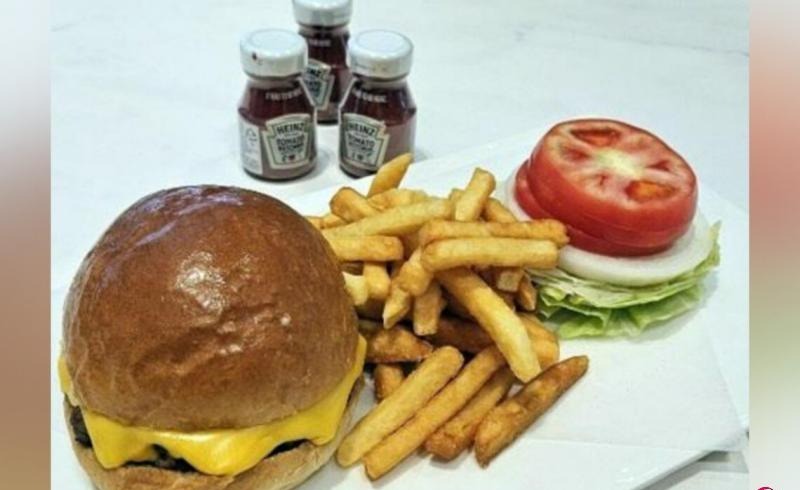 韩国酒店员工:特朗普点餐奶酪汉堡,可乐是空运的,一早要看《纽约时报》