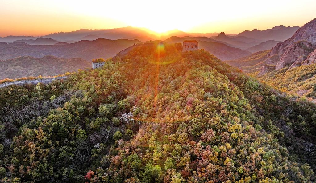 10月27日拍摄的秦皇岛市海港区驻操营镇长城秋景。
