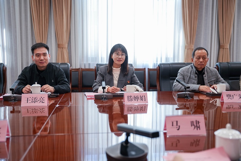 （图四）院团委副书记王添亮（左）、院团委书记滕婵娟（中）、马克思主义学院副院长樊广义（右）