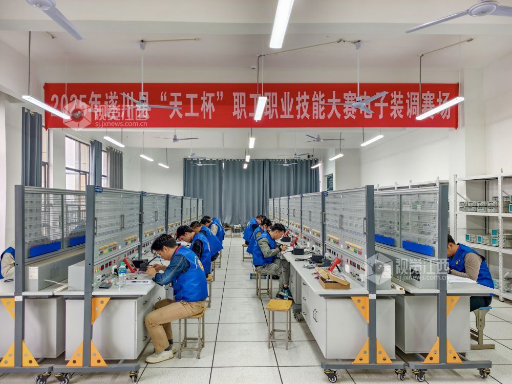 电子装调赛区，选手在进行实操比赛。