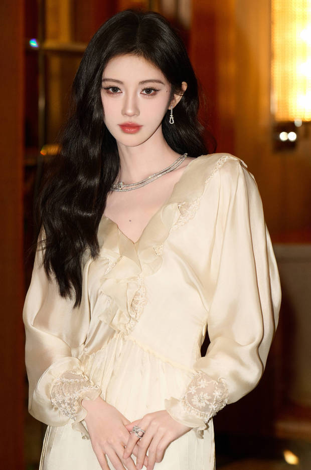 搜狐娱乐讯 近日，鞠婧祎的一组美照曝出。图中，她穿着米白色长裙，锁骨精致，气质优雅。