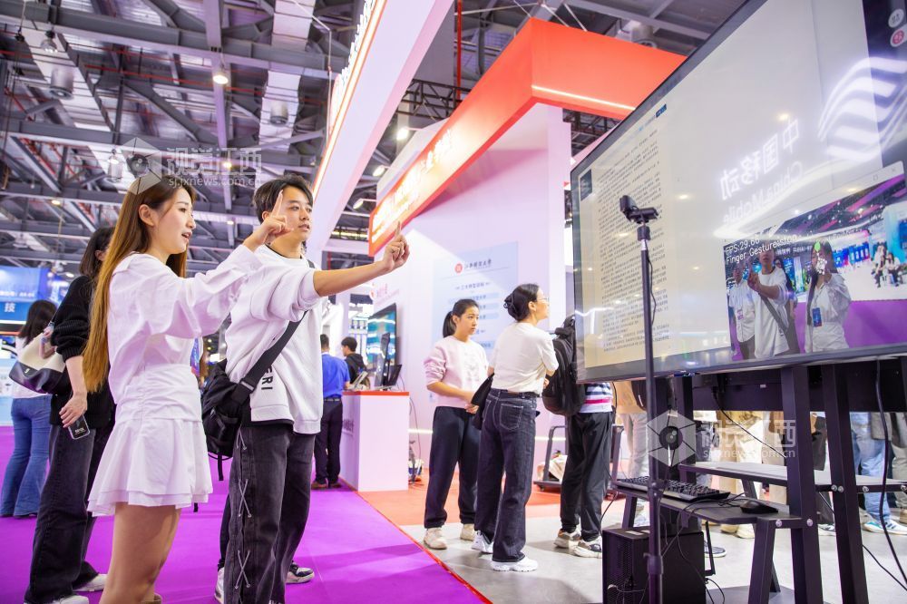 在南昌绿地国际博览中心举办的第七届VR/AR产业博览会上,江西财经大学展区基于手势识别的交互大屏,吸引不少游客体验。