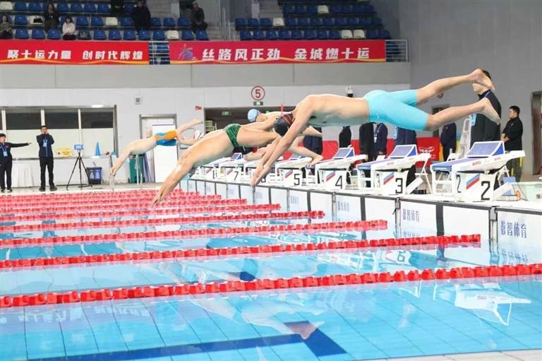 游泳运动员逐浪争先