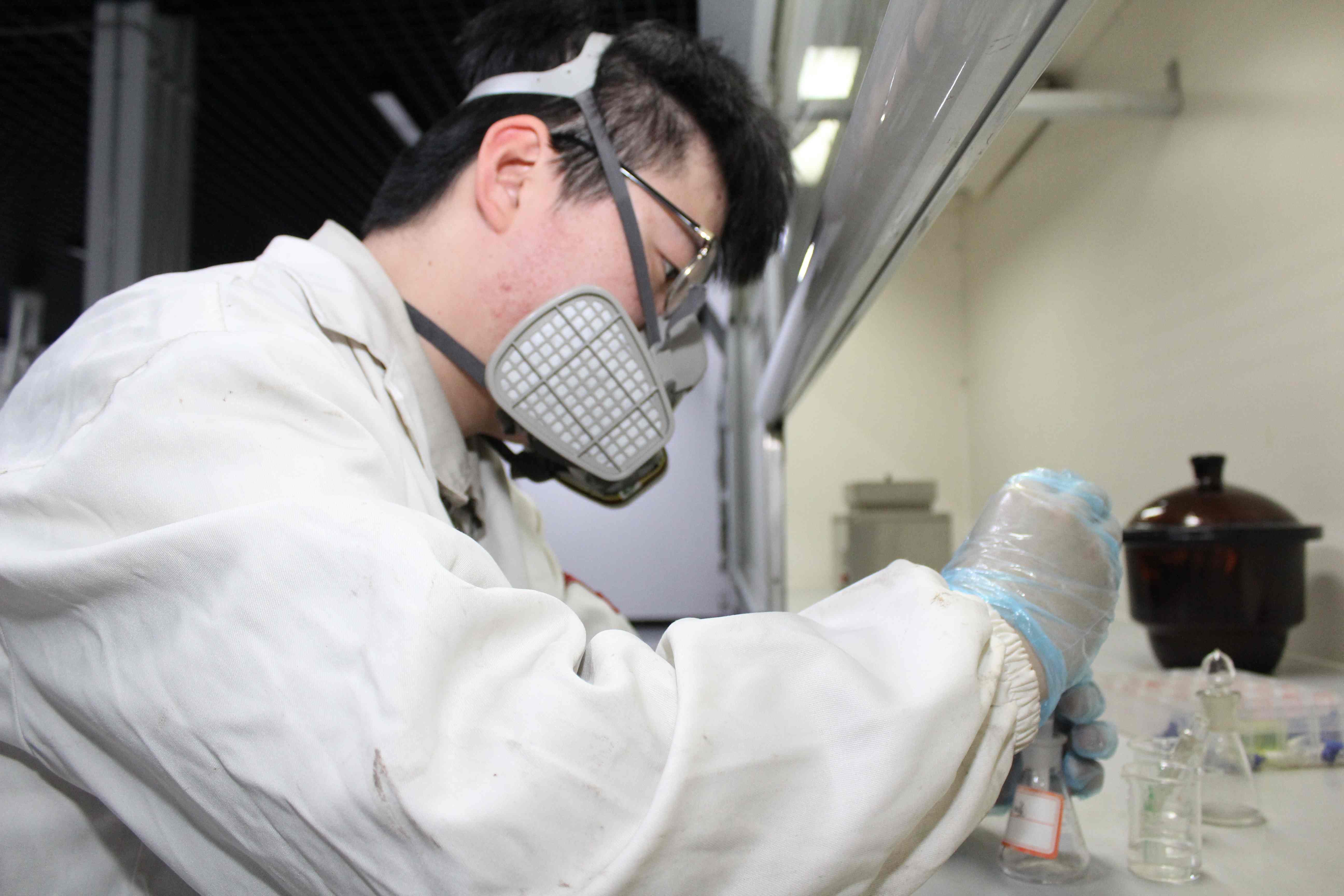 质量检验部工作人员正在进行样品检测。