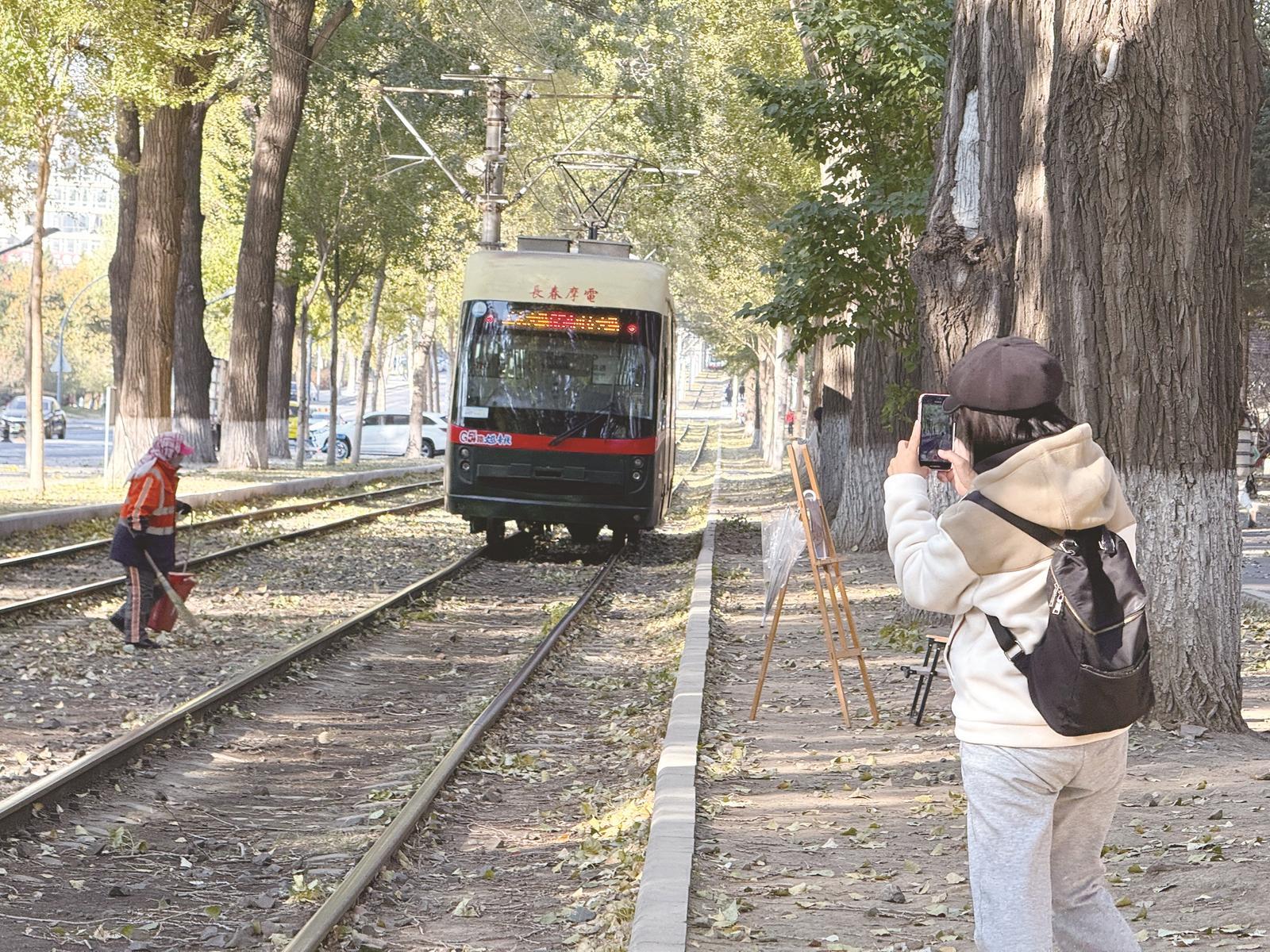 市民拍摄电车秋景