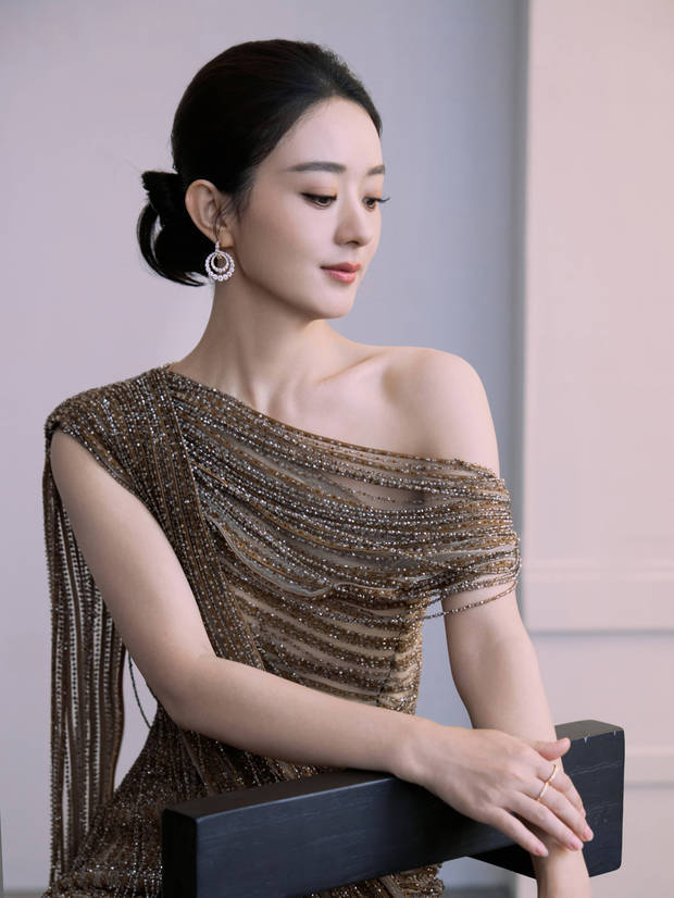赵丽颖侧脸优越，五官线条流畅。