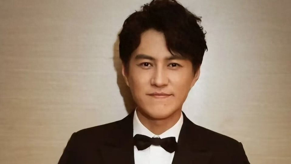 人民日报的7字称呼，暴露了靳东的江湖地位，陈道明的话有道理封面图