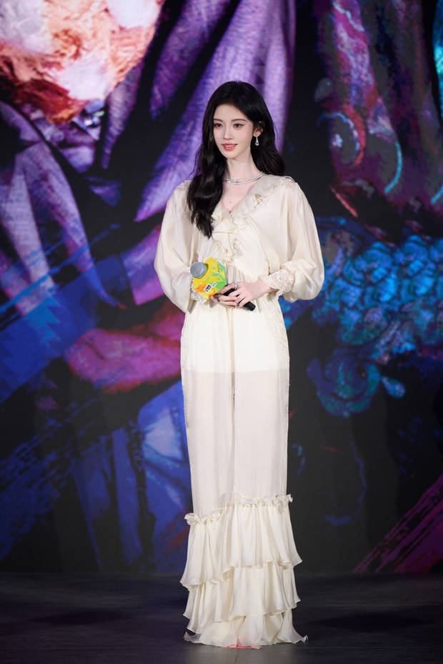 鞠婧祎气质温婉。