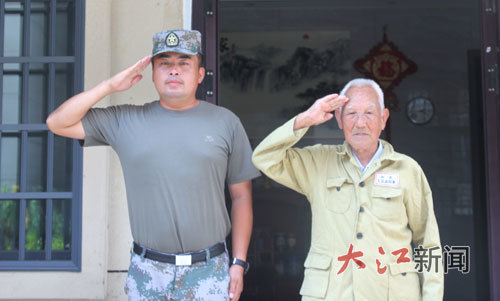 陆伟和贵溪籍抗美援朝老兵周义树，两代军人一同敬军礼。（受访者供图）