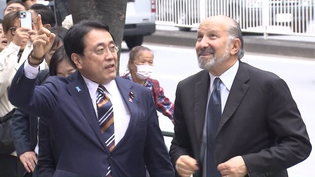 日本高官在东京歌舞伎座接待美商务部长,日媒:展现亲密友谊