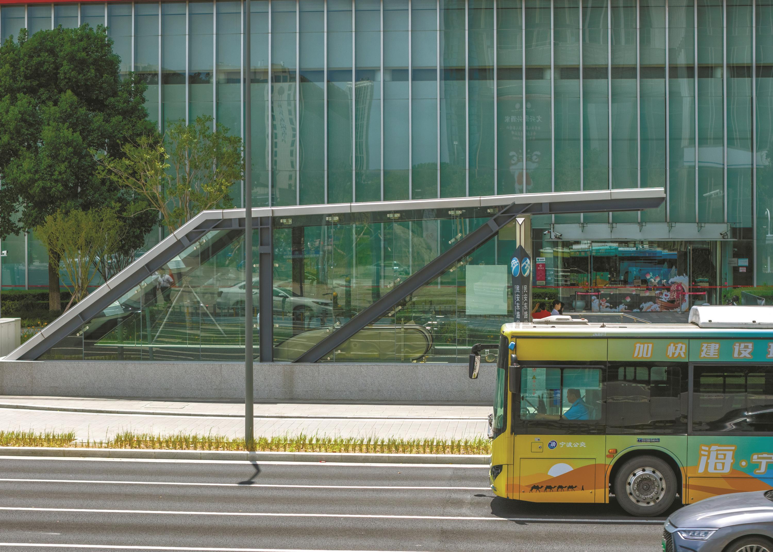 持续提升公交接驳轨道率、降低线路重复系数，实施公交、轨道站点“背靠背”布局。