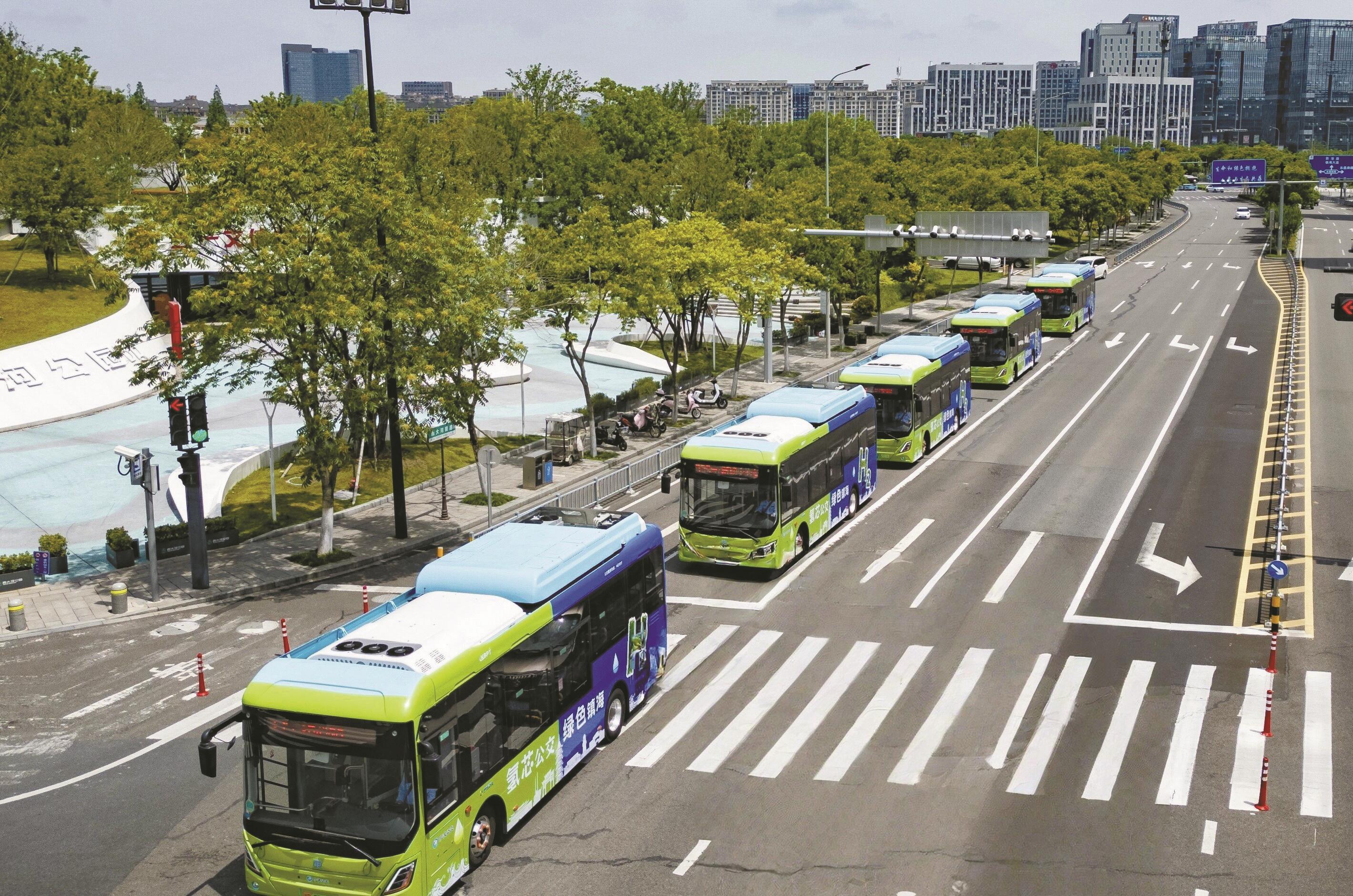 2025年5月，首批氢能源公交车正式在375路公交线路上线试运营，为市民出行注入清新动能。