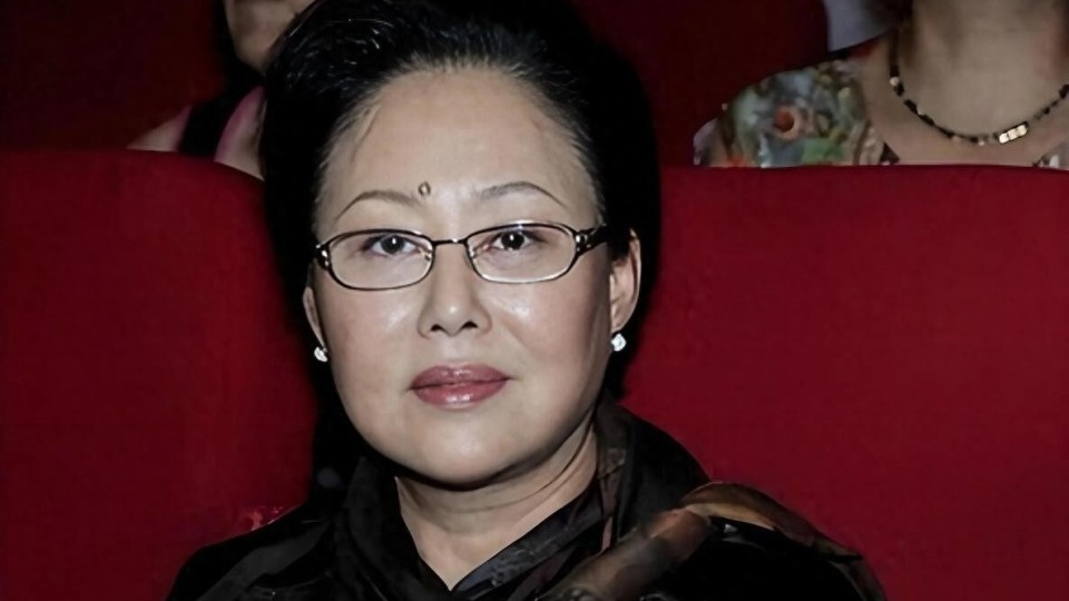 为感情舍弃身份，瑞士丈夫去世后的斯琴高娃，如今怎么样了？封面图