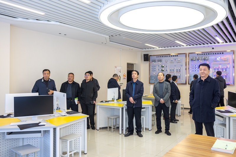 (图十)考察南区科技楼实验室