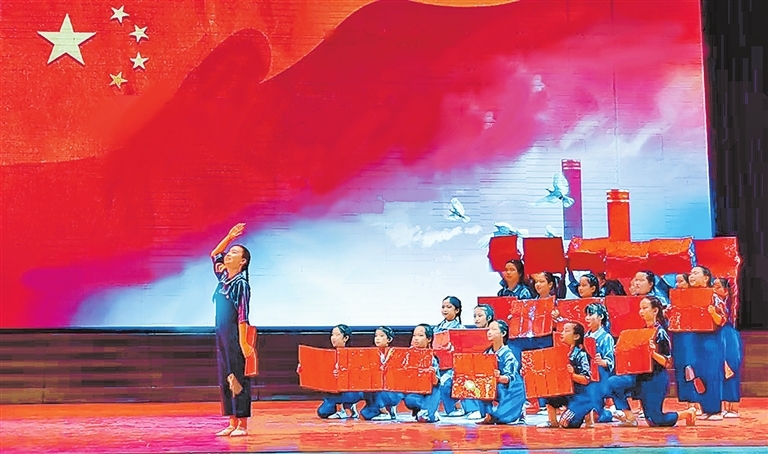 周末公益劇場特別節目《我和我的祖國》演出現場，小演員們情緒飽滿，表達對祖國的熱愛。