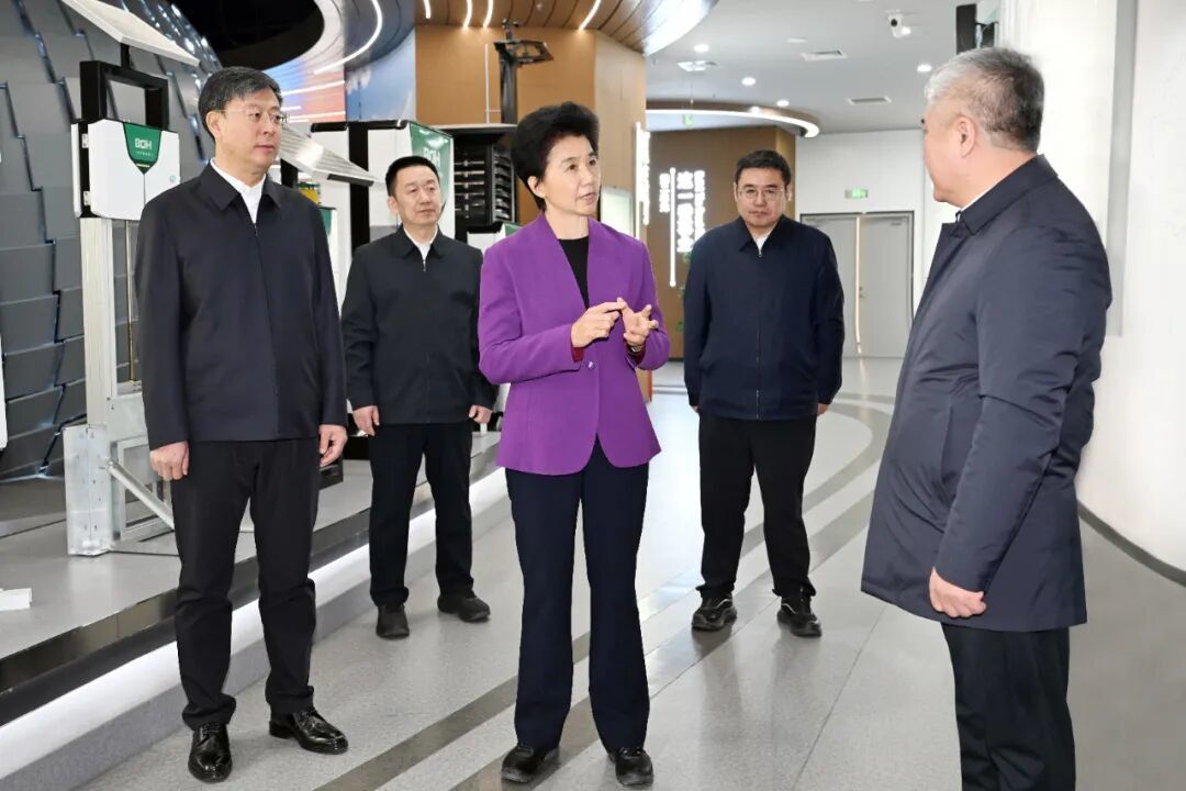 梁惠玲来到北大荒信息有限公司,参观智慧农业展示馆,了解全国重点实验室、智慧农场建设情况。