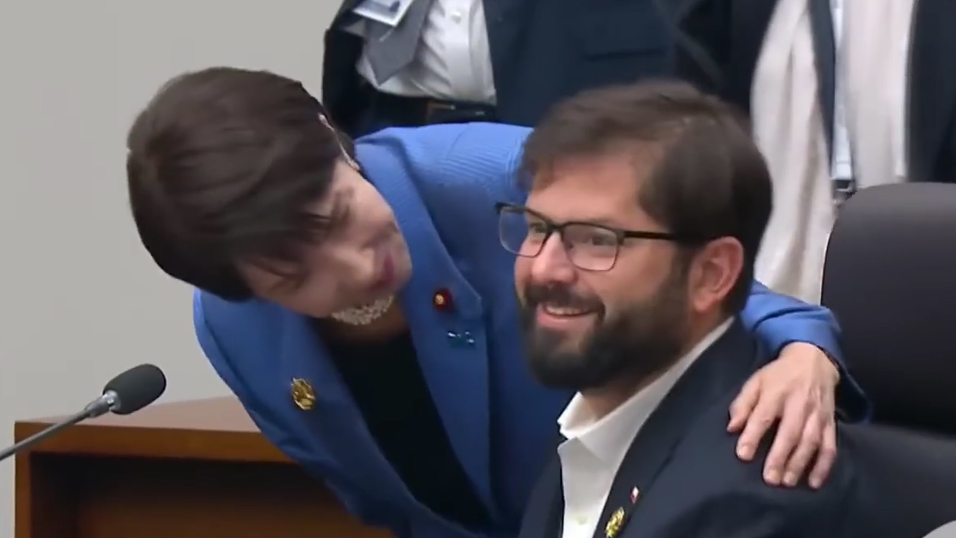 高市早苗再现外交名场面，APEC会议现场主动上前搂住智利总统