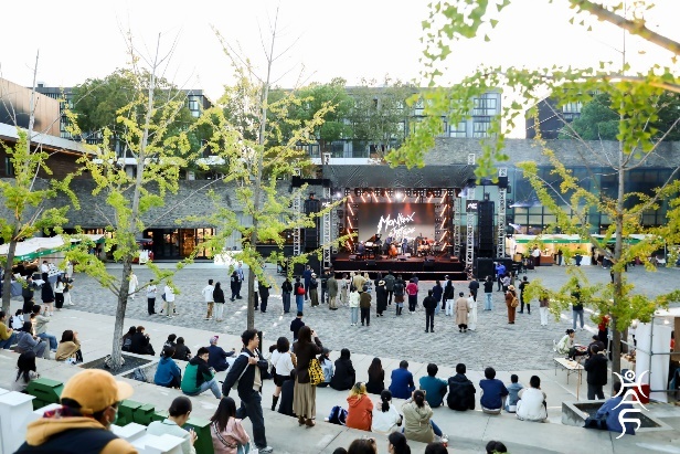 一群人在广场上AI 生成的内容可能不正确。