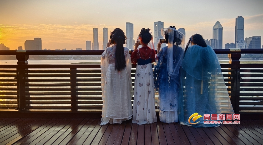 南昌：“穿”越古今（图）