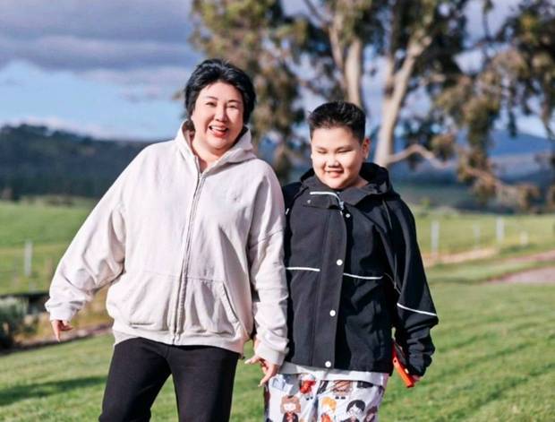 据悉,郭汾瑒于2015年1月5日出生,是相声演员郭德纲和王惠的小儿子,与哥哥郭麒麟相差19岁。2021年,刚刚满6岁的郭汾瑒被郭德纲称为“德云社经理”。