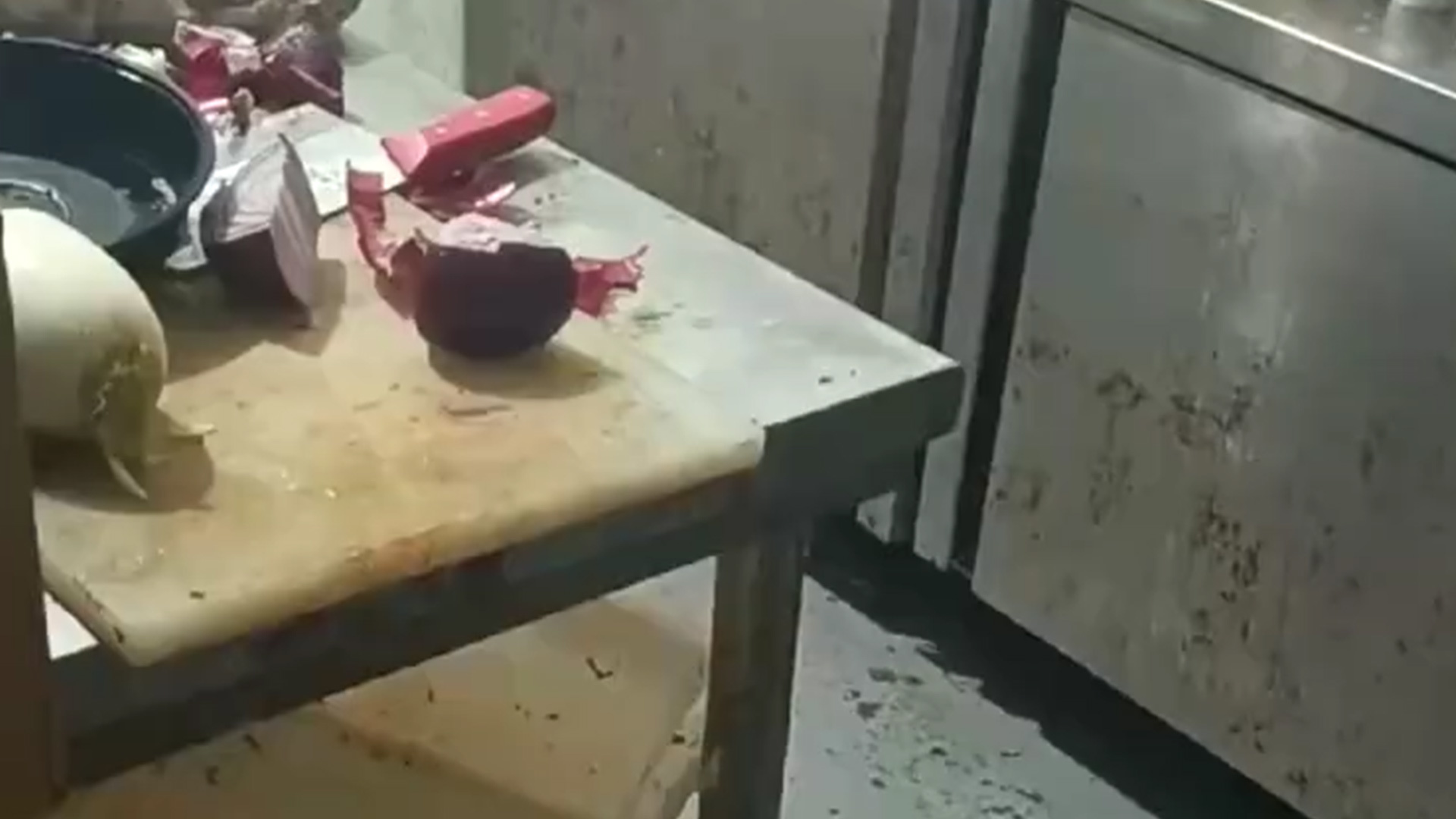 外卖员举报店铺后厨脏乱差反遭店家投诉，该店只做外卖无堂食，市监所回应：店铺已关闭