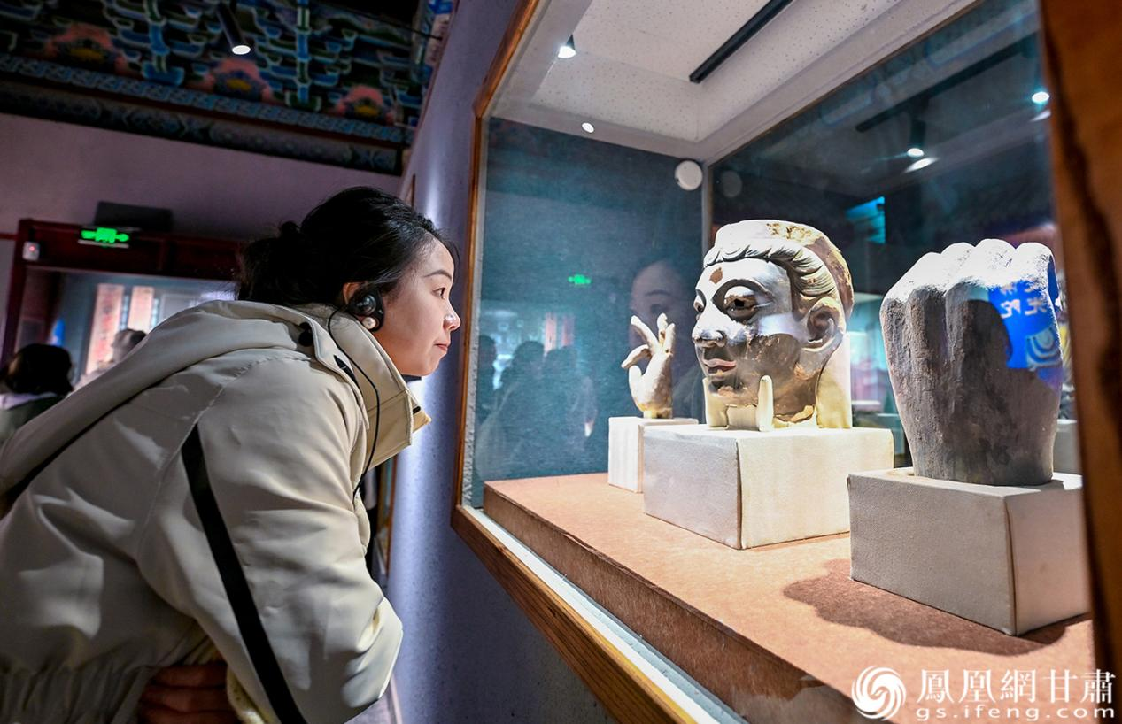 张掖大佛寺佛头残件引游客驻足观看
