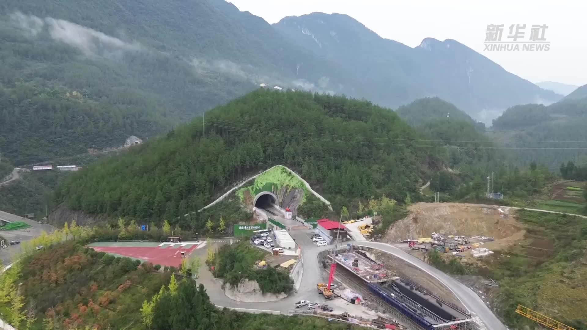 西渝高铁大象洞隧道贯通