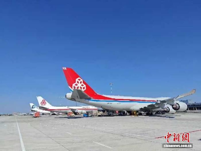 郑州机场单日刷新两项纪录