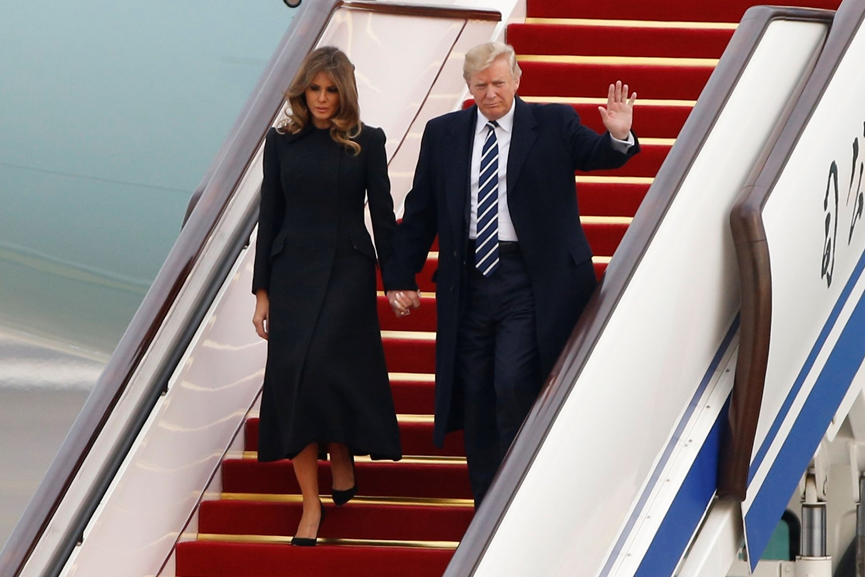 ▎2017年11月8日,北京,时任美国总统特朗普携夫人抵达北京,走下舷梯。(图源:东方ic)