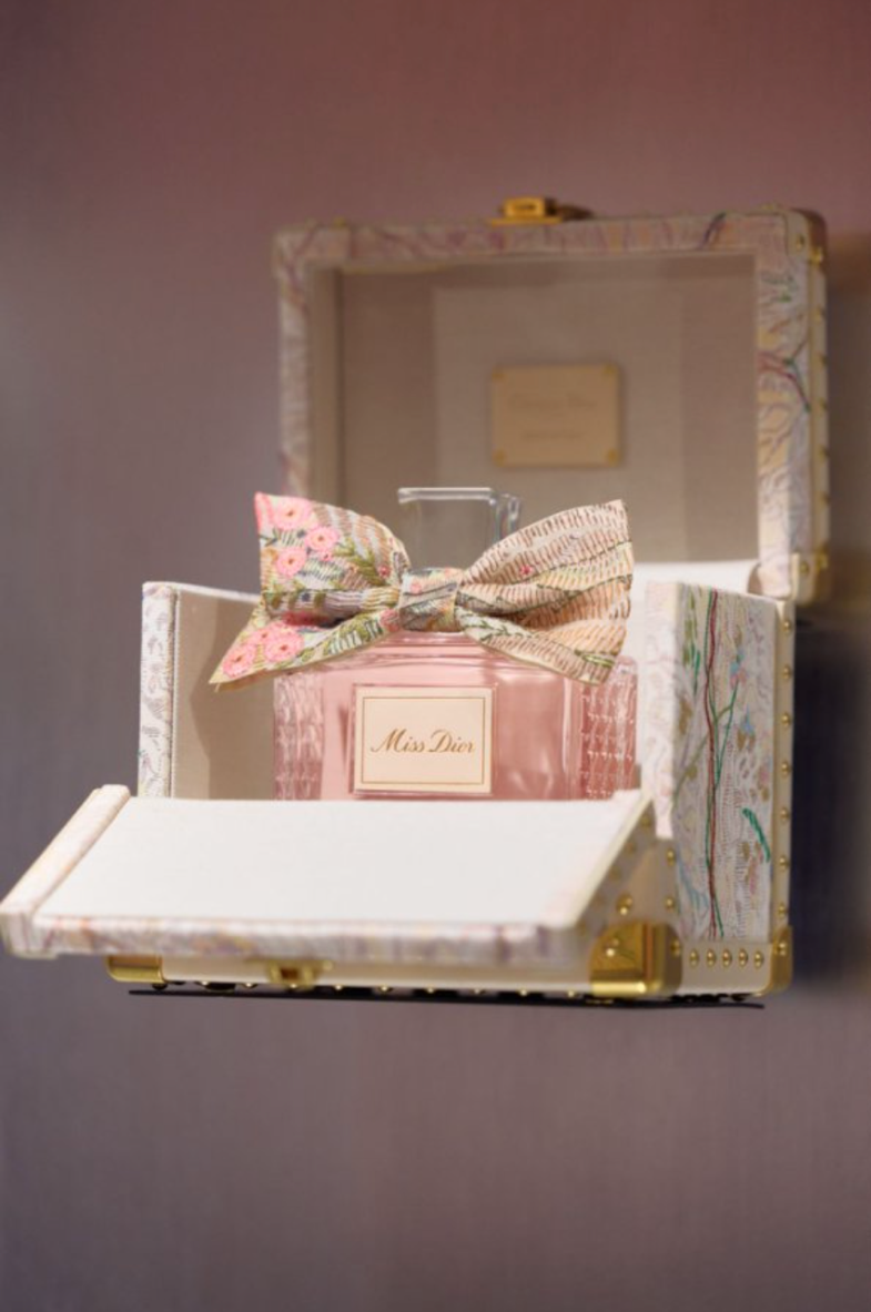 伊娃·若斯潘,法国 迪奥小姐香精典藏限量版,透明玻璃瓶身,搭配刺绣蝴蝶结,置于精美的刺绣收藏箱内,2024年。@MENGZHI