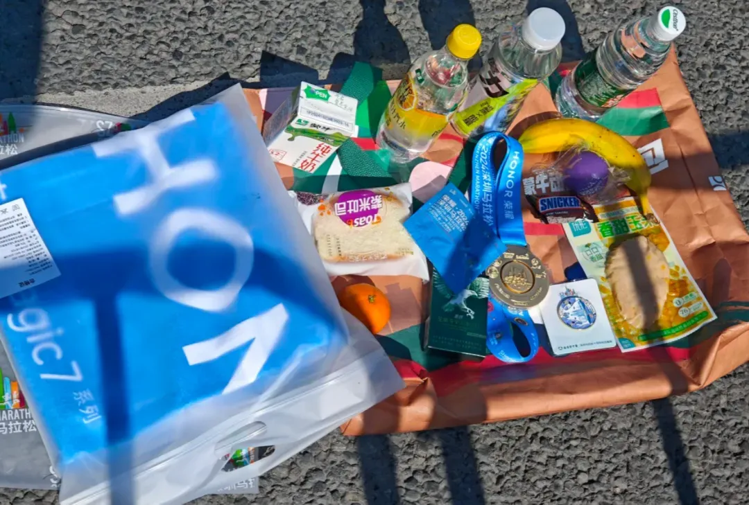 ▲ 完赛物资：含完赛奖牌、柠檬水、运动饮料、矿泉水、完赛拖鞋、大浴巾、香蕉、士力架、面包、徽章、鸡胸肉、橘子、棒棒糖、按摩球、参茶、牛奶等