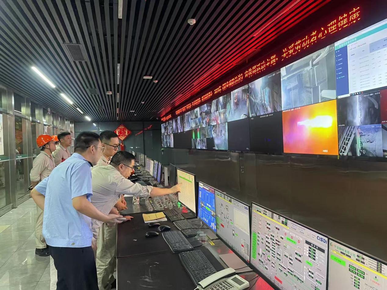 企业中控室实时监控画面