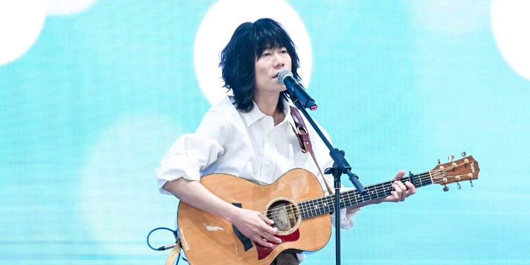 歌手张希献唱“文旅好品牌”现场，《认真地老去》传递对时光与旅程的珍视