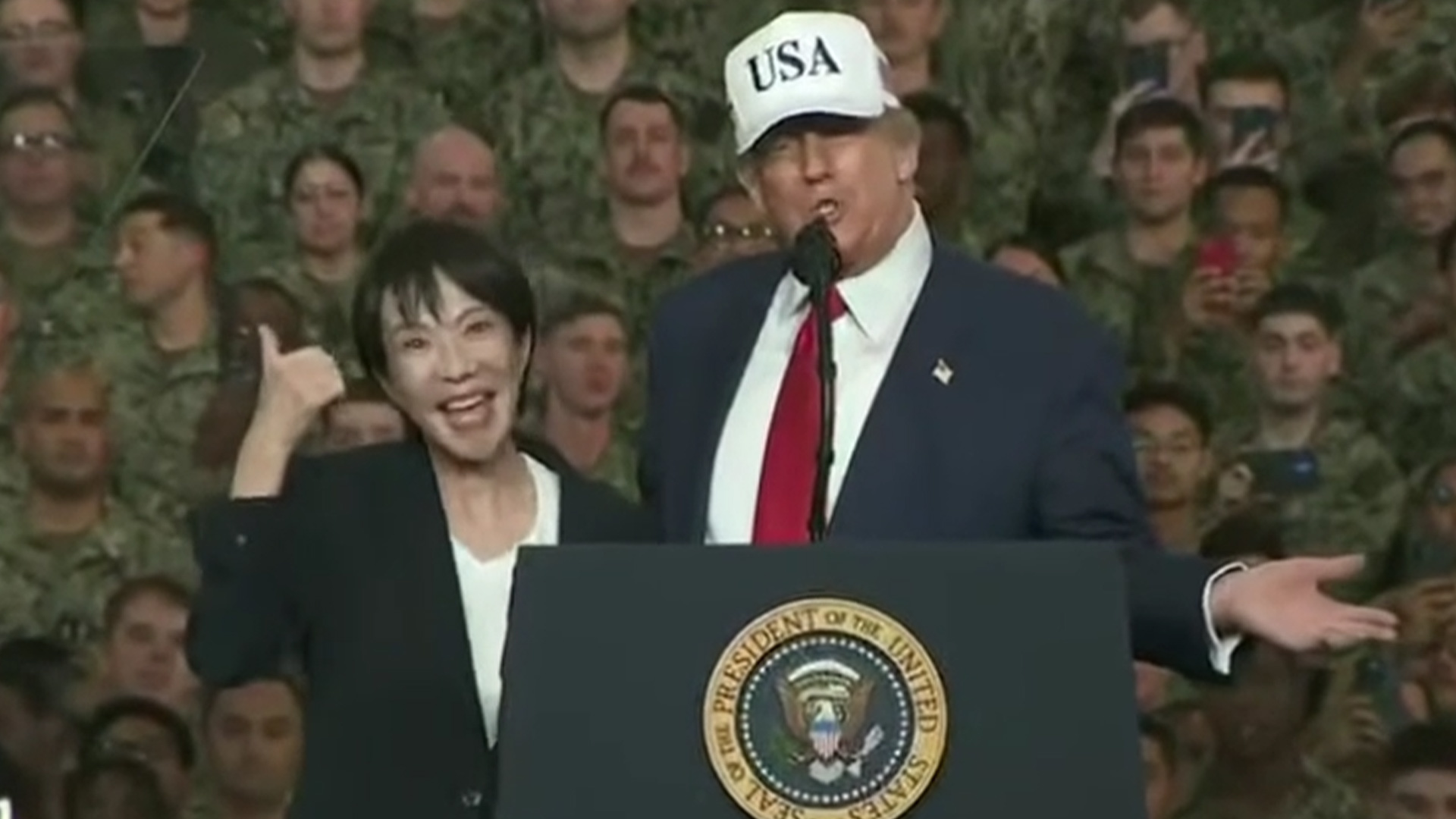 特朗普一把搂住高市早苗，称美日“不打不相识”，高市早苗嘴角压不住了