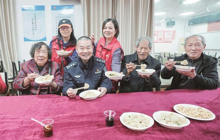 邵奇和老人一起吃饺子