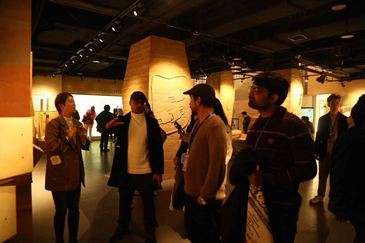 祖文海在博物馆中向同行人解释难懂内容